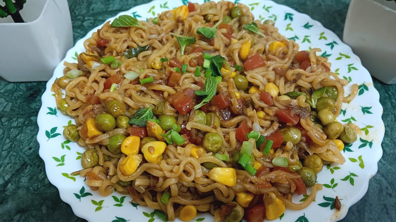 Aaj humne banayi hai ekdum chatakedaar Matar CornPyaj Tomato Maggie🍜😋 