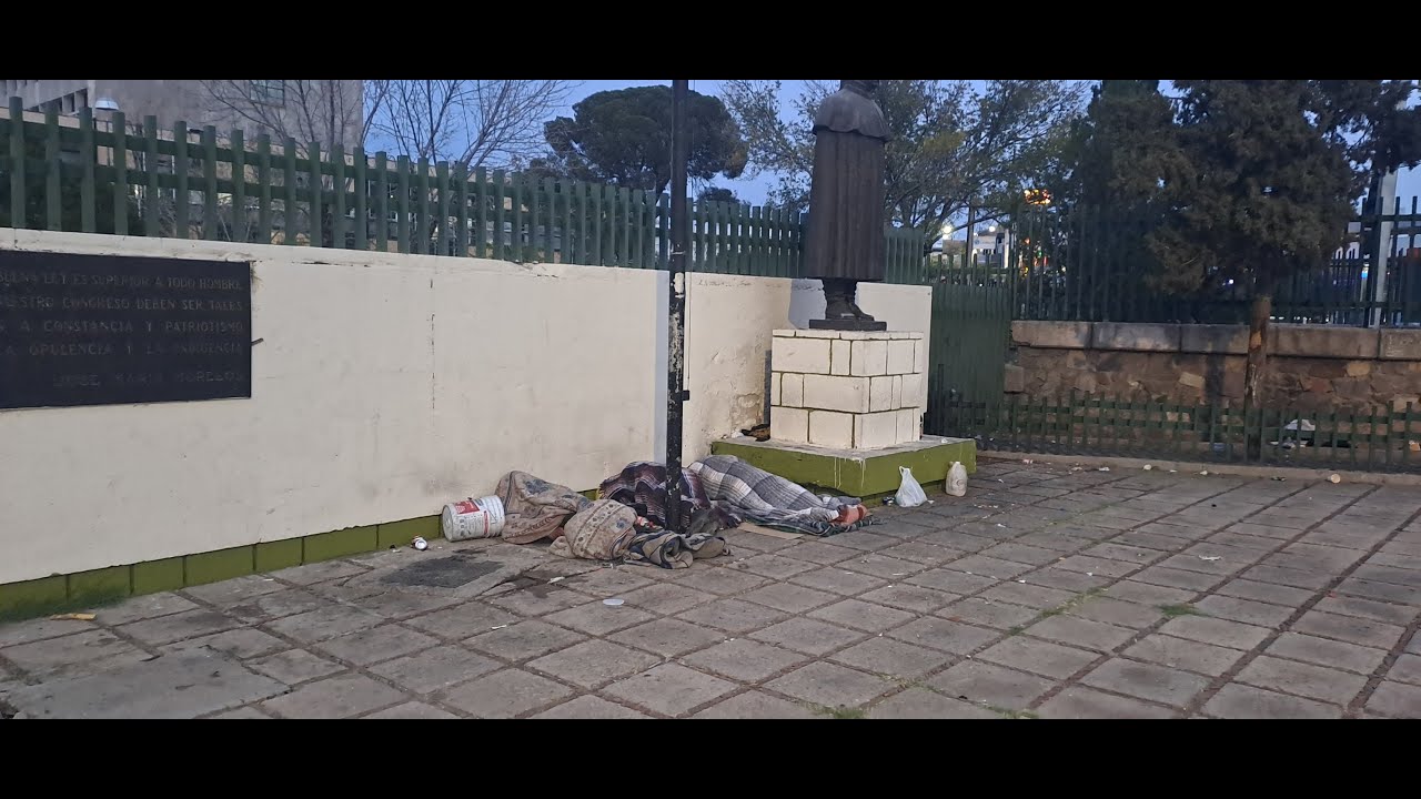 A pesar de apertura de albergues en Chihuahua, continúa pernoctando en la vía pública