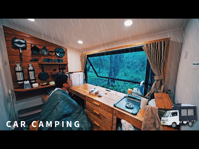[Car Camping in Heavy Rain] Danger! A stormy night due to a typhoon. Eating nasi goreng.