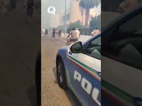Video L'inferno a Gallipoli, paura tra la gente: fiamme alte, la gente con i bagagli