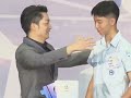 蔣萬安頒獎給國中畢業的兒子大寶
