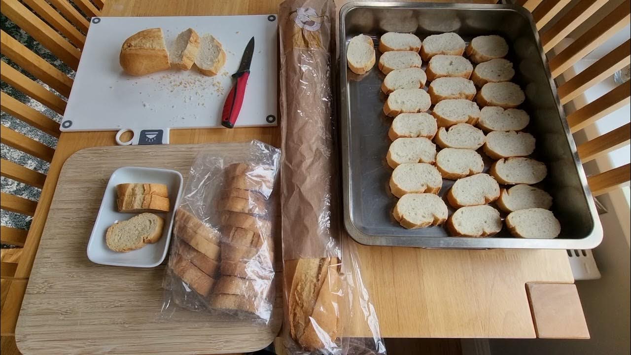 сухарики из багета в духовке. жареный хлеб. сухарики из багета в духовке. сухарики в духовке из белого хлеба. сухарики из багета в духовке.