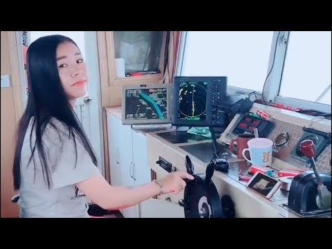 90后农村姑娘，长得美若天仙，却每天在船上与狗为伴！