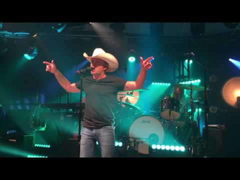 Tailgate Watch: Justin Moore Performs The Title Track Off His New Album "Kinda Don't Care"