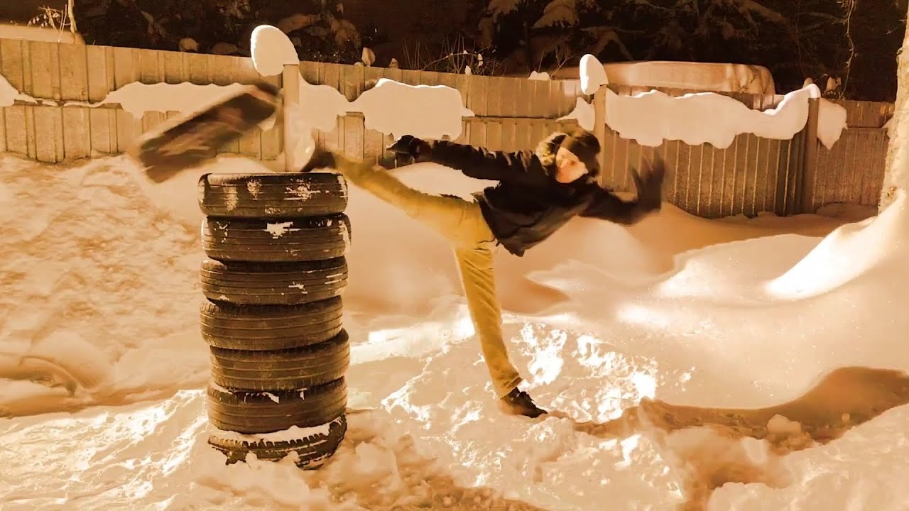 Удары ногами на сильном морозе. Прикольный приём самообороны на снегу. 