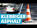 Vorsicht, Asphalt-Kleber: Das passiert, wenn man über eine frisch geteerte Straße fährt