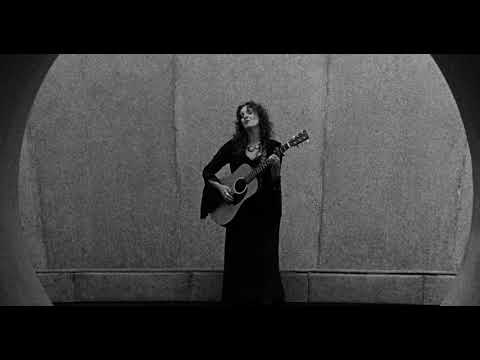 Heidi Curtis - Undone (Acoustic) | Echo Chamber Sessions