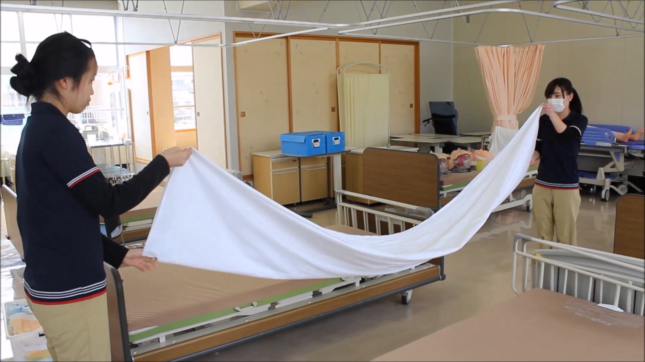 【実技の練習】２人で息を合わせてキレイにね  ～シーツたたみ編～　だから佐渡　伝統文化と環境福祉の専門学校　就職