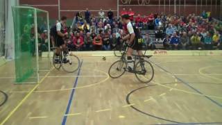 Đá bóng bằng xe đạp  Qúa đẳng cấp screenshot 4