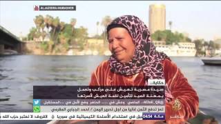 صيادة مصرية كبيرة في السن تعيش على مركبها