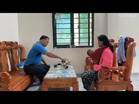Ly Thi Yen cleaned the house and picked melons to take to visit the village head.