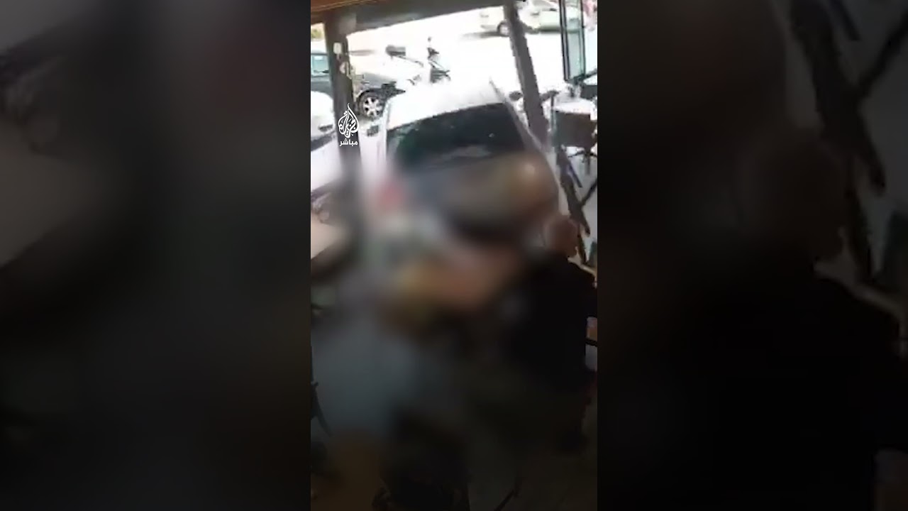 لحظة اقتحام مسن تركي(84 عاما) بسيارته مقهى في ولاية آيدن مما أسفر عن مقتل امرأة مسنة وإصابة 3 آخرين
