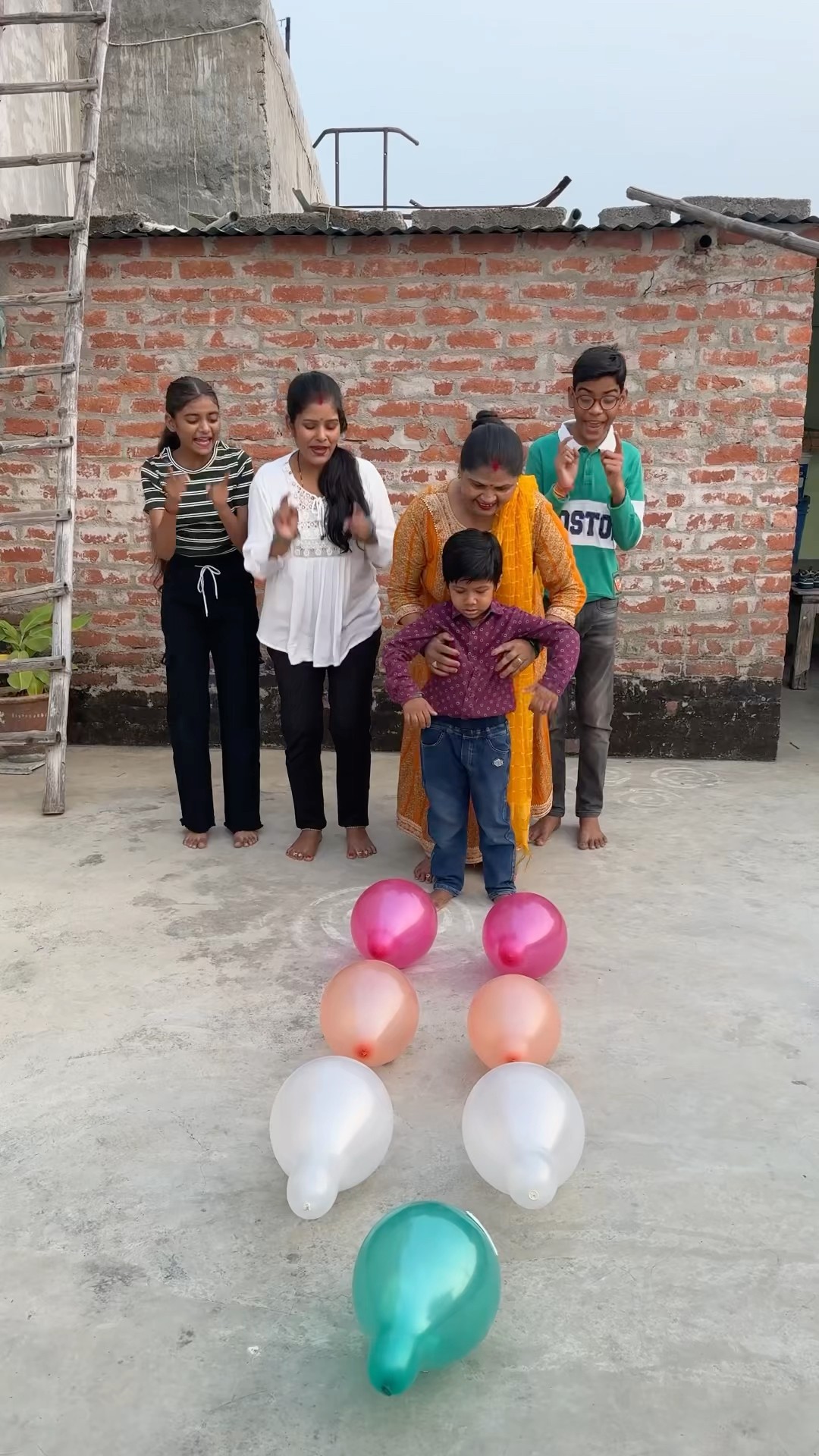 Last me dekho kya hua ?? #shorts #funny #comedy #balloon #ytshorts #comedyvideo #funnyshorts