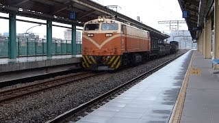 2014.-2.-8 順行TEMU2000及7555次貨列行經百福站