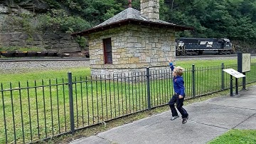 GE ES40DC leads NS 23M at HS Curve w/excited kid