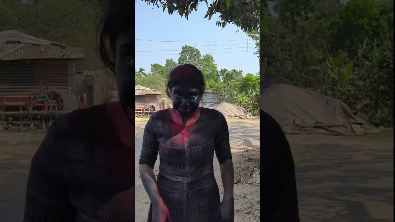 Towns mein aise hi khelte hai holi