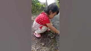 Anya ngumpulin batu kerikil di pinggir jalan
