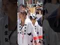 神戸っ娘 だんじり女子:住之江区 魔除け厄除けのうちわを掲げ、だんじりを先導