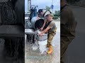 水ごと桶を傾けて魚苗を繋ぐ:銀色の輪郭を筐へ移し、命を失わずに次の池へ渡す生きた技とは