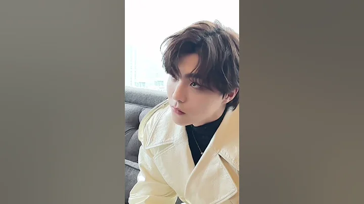 陈立农 #2021凤凰网时尚之选 冬日暖阳☀️，纯白少年，因你心动💗 #shorts - 天天要闻