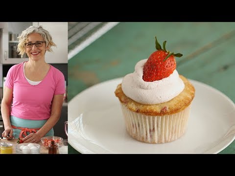 वीडियो: स्ट्राबेरी पनीर क्रीम के साथ स्ट्राबेरी कपकेक