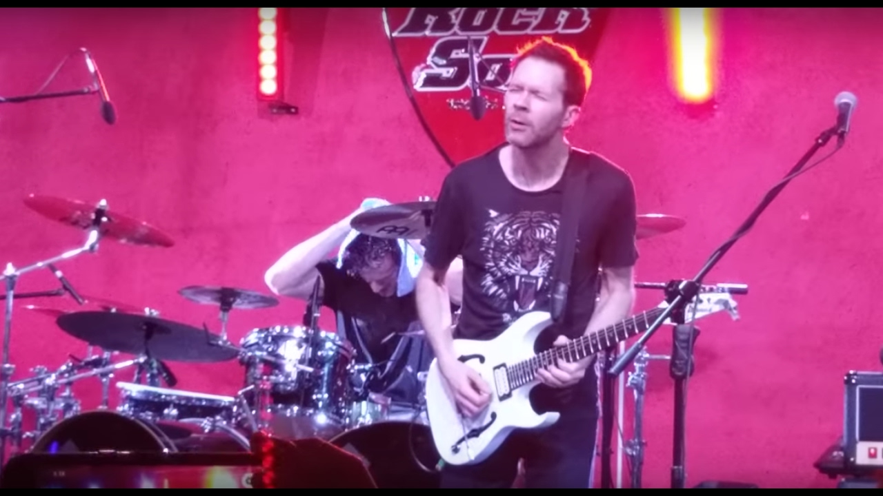 Hurry Up + The Curse of Castle Dragon (Massive Medley Live at México City) - Paul Gilbert