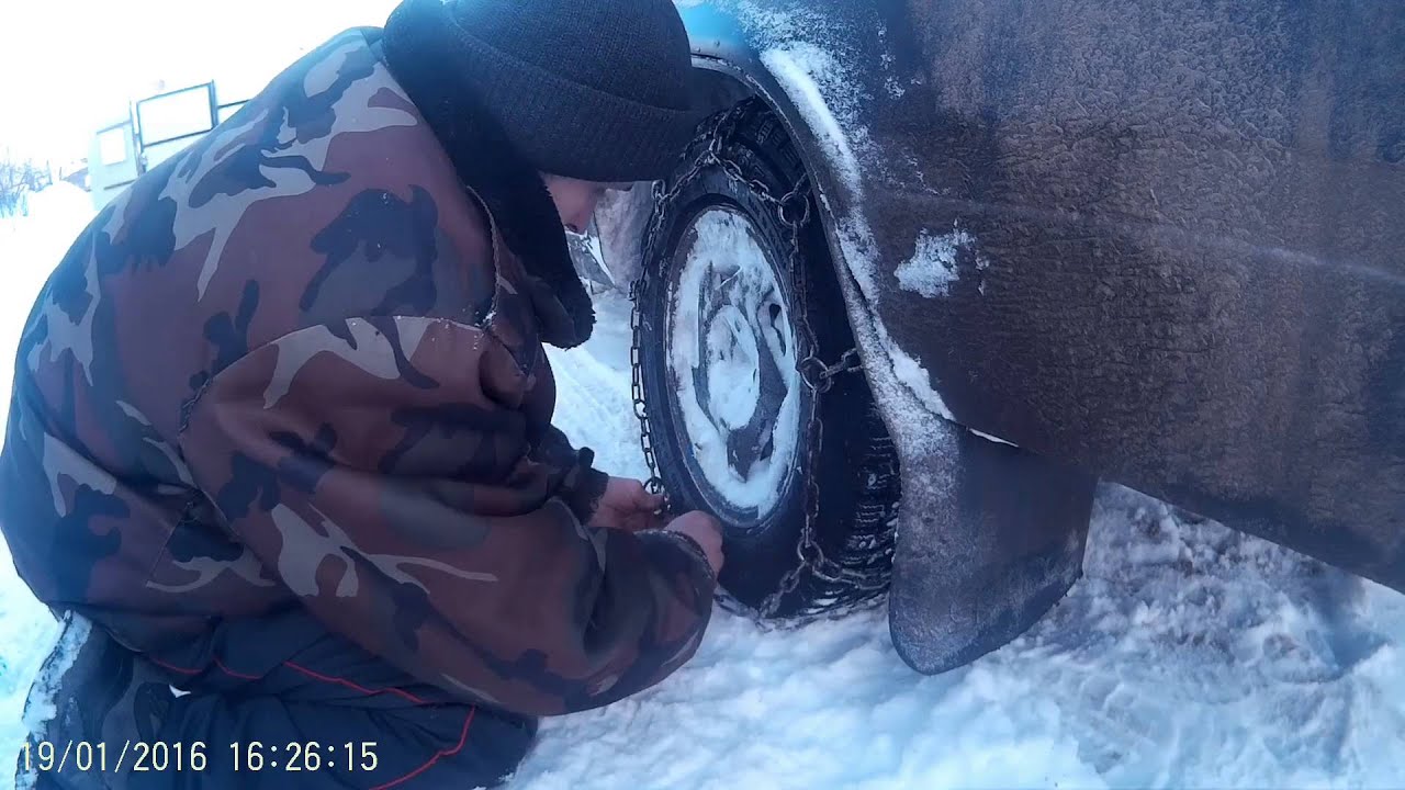 как надеть цепь на колесо не наезжая и без домкрата