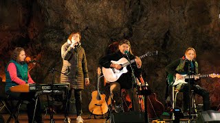Jeskyně Výpustek, Bokomara Trio, Šany Šanclová a Kateřina Menšíková „Samota“ (4K)