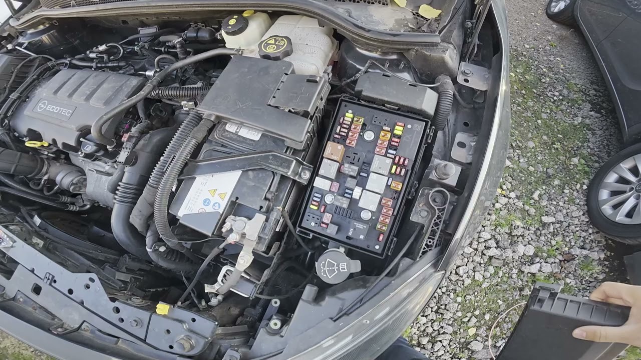 Opel Astra J (2009–2019) – Расположение блока предохранителей в моторном отсеке