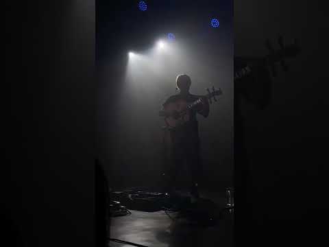 小河《飞不高的鸟不落在跑不快的牛的背上》