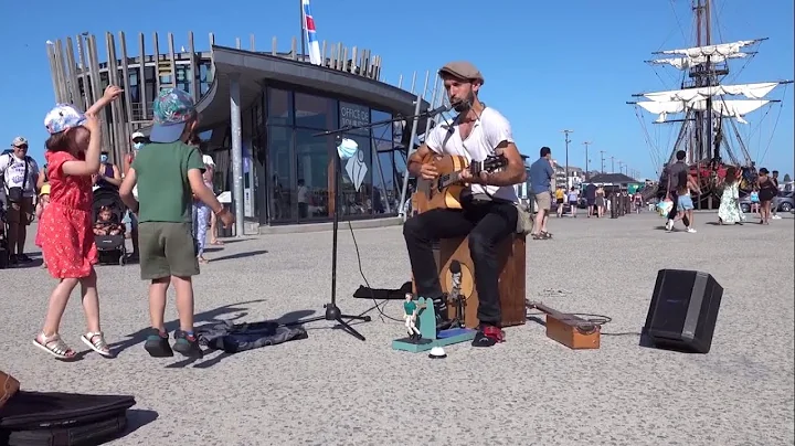 Bella Ciao - Street musician - crazy acoustic cove...