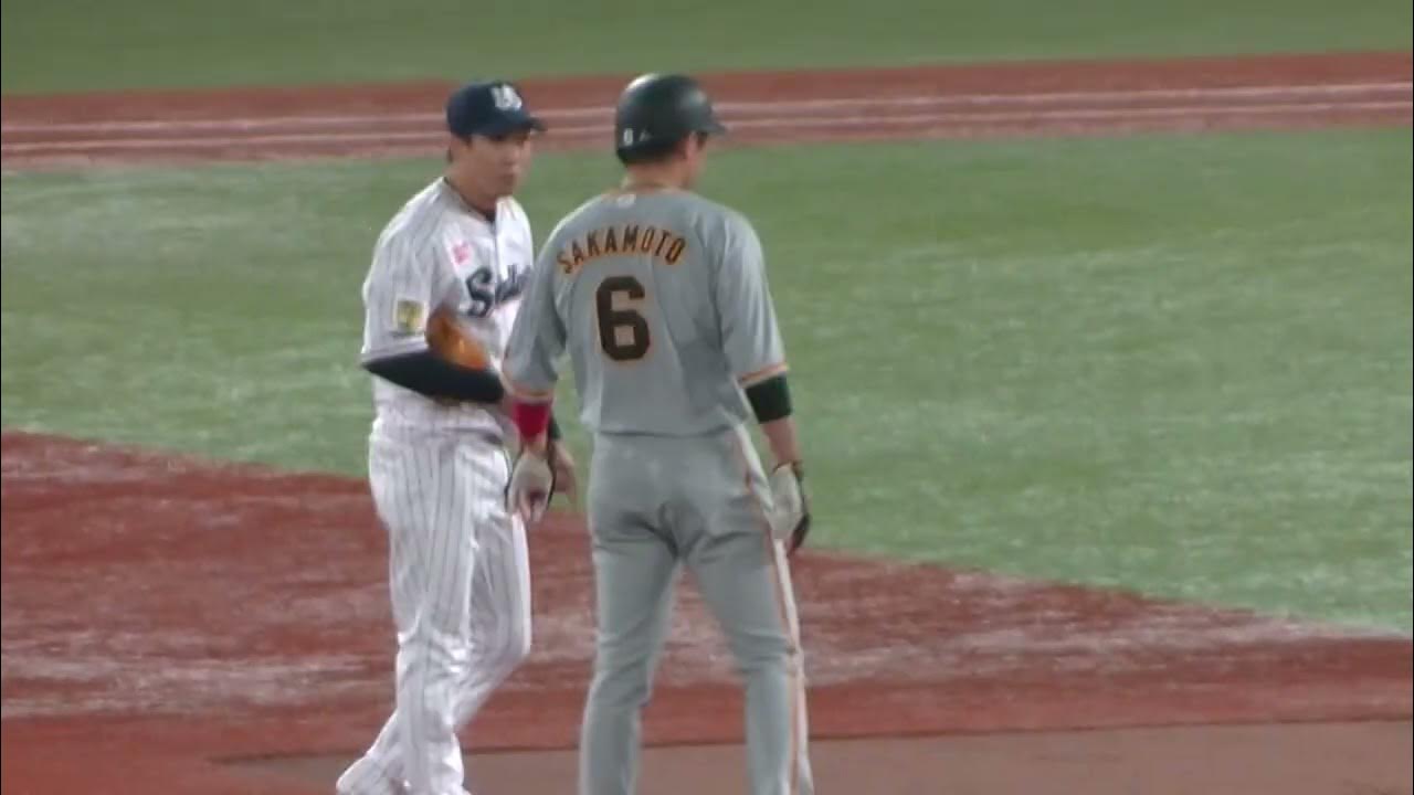 山田哲人と坂本勇人リプレイ中 仲良し 【東京ヤクルトスワローズ 対 読売ジャイアンツ 2022年3月29日1回戦 神宮】 YouTube