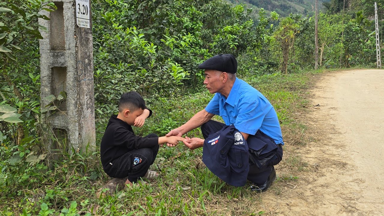 बूढो मान्छेले बच्चालाई घर खोज्न मद्दत गर्छ, तर मिलु गुमाएकोमा दुःखी छ।