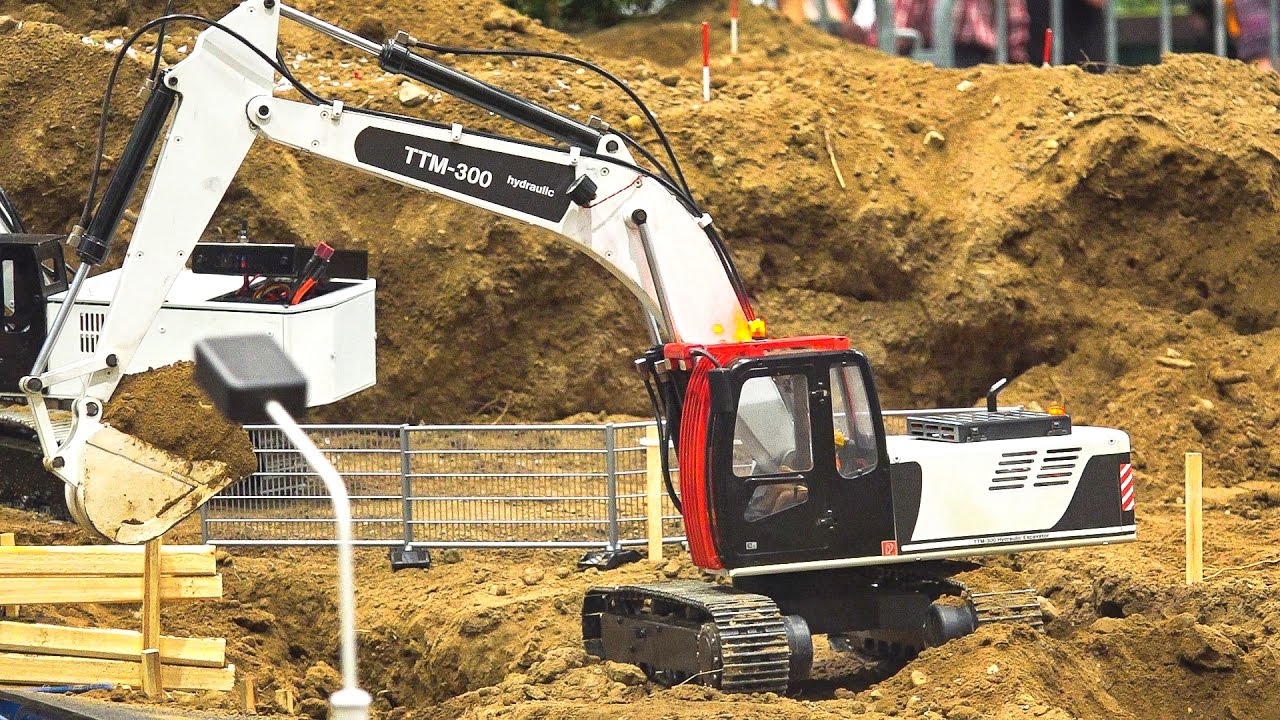 CONSTRUCTION SITE RC EXCAVATOR, WHEEL LOADER, TRUCK AT WORK  / Fair Leipzig Germany 2016