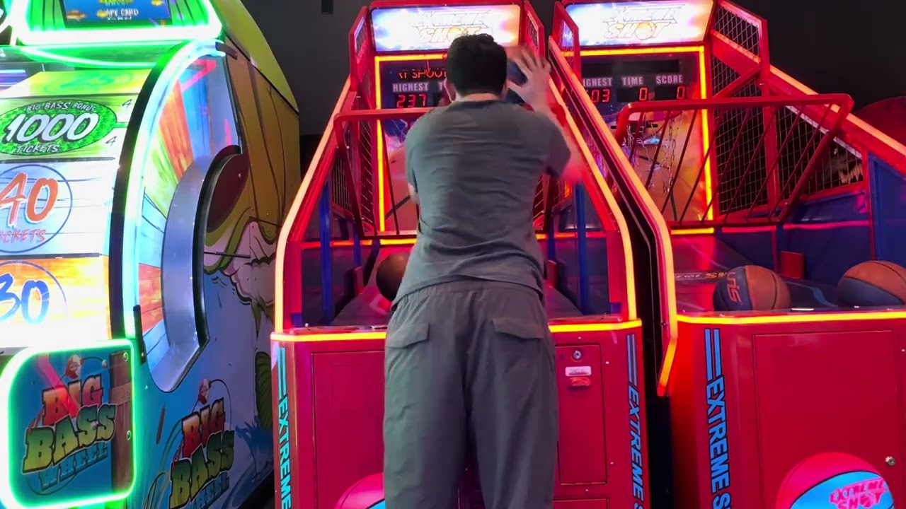 【用6球，左機就明顯易啲，雖然有少跳分但大致上滿意🙂】加拿大SilverCity戲院世宇籃球機 145 秒 4 關 6 個皮 573 分