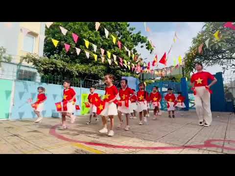 Thể dục đồng diễn chào mừng 50 năm giải phóng miền Nam, thống nhất đất nước.