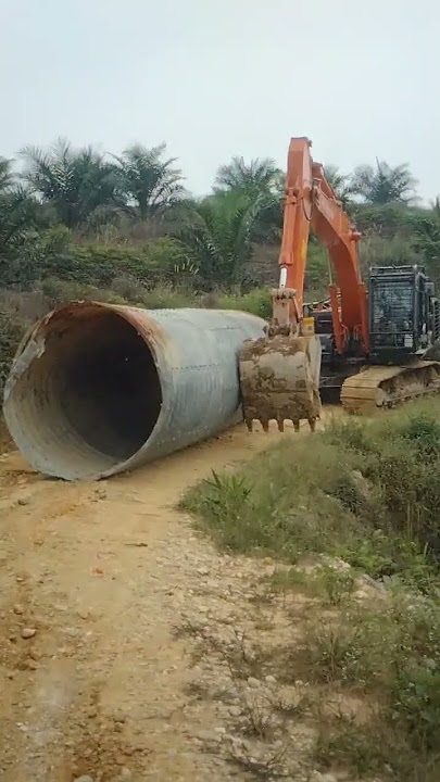 susahnya narik ramko sepanjang 8 meter di jalan nanjak berliku#excavator Hitachi#shortsvideo