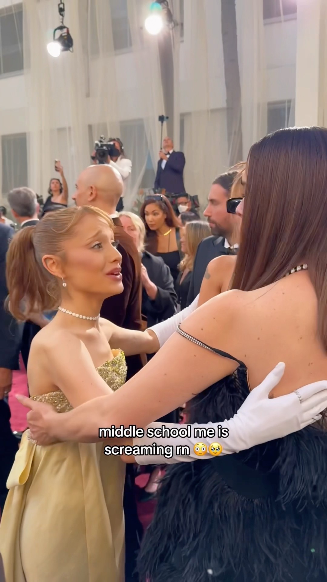 WHAT IS MY LIFE ? @ArianaGrande @MileyCyrus @GoldenGlobes #goldenglobes