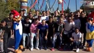 Los  jugadores, técnicos y familias del FC Barcelona en Port Aventura.