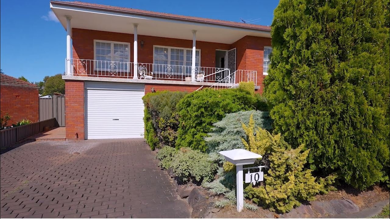 Beverly Hills, 10 Knock Crescent