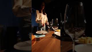 Рецепт отличного вечера – вкусный ужин и бокал вина из винного шкафа MAUNFELD! #maunfeld 