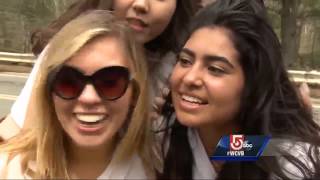 Scream Tunnel gives cheers, kisses to marathon runners