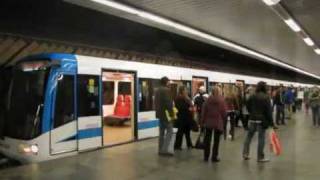 Metro Praha - celovozová reklama Equa bank na M1