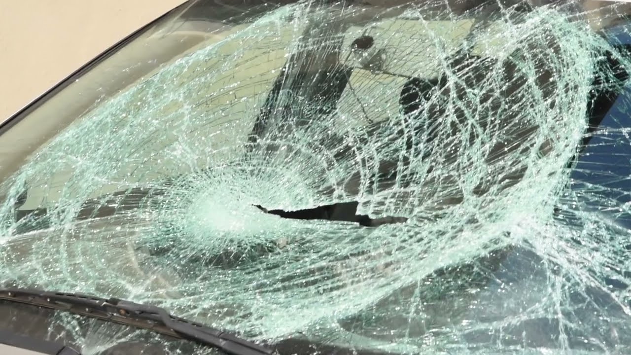 Vigevano, notte di vandalismi: auto danneggiate al parcheggio Conad e in diverse vie della città