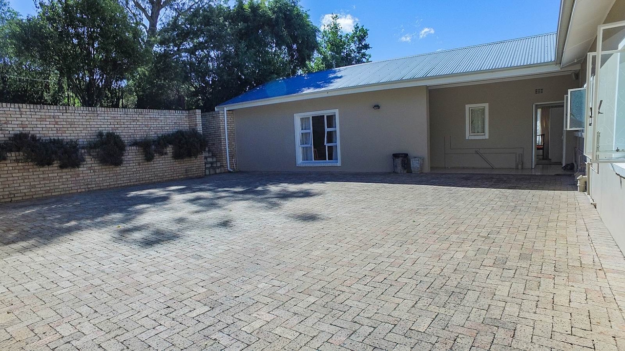 6 Bedroom House for sale in Eastern Cape Grahamstown Sunnyside 9