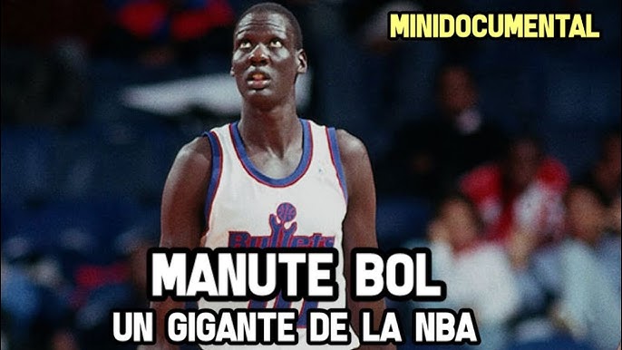 Criação Criativos - Esse é Manute Bol, o jogador mais alto da história da  NBA, com 2,31 metros de altura. Ao lado dele está Muggsy Bogues, o menor  jogador de basket da