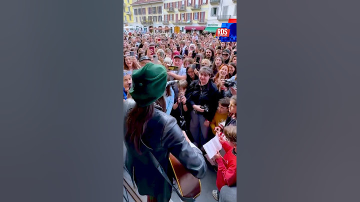 Lucio Corsi canta live a Milano al suo firmacopie