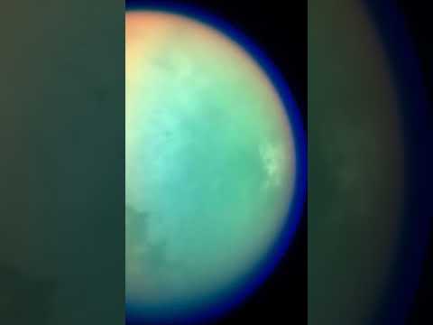 Видео: Почему у Титана плотная атмосфера?