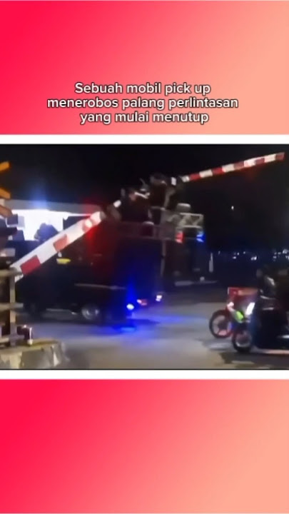 Penumpang Tersangkut Akibat Supir Pick Up Menerobos Palang Perlintasan Kereta Api Yang Mulai Menutup
