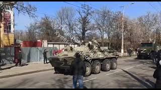 Украинцы приветствуют российских солдат в Херсоне, 13 марта 2022 г.